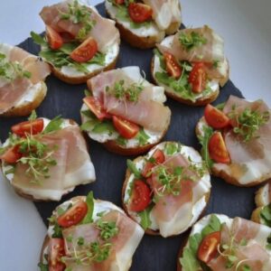 Crostini de jamón serrano, queso crema