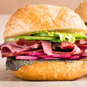 Tapadito pastrami pepinillo (20u)